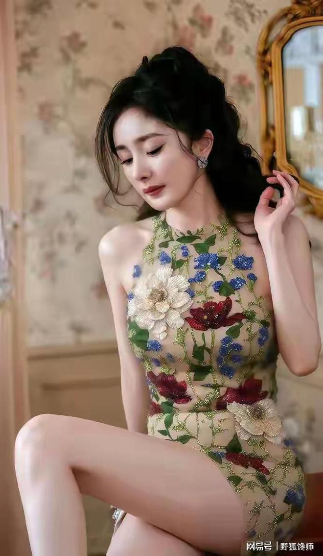 杨幂身材十年在线的核心密码灵动少女到如今的红毯女王。(图3)