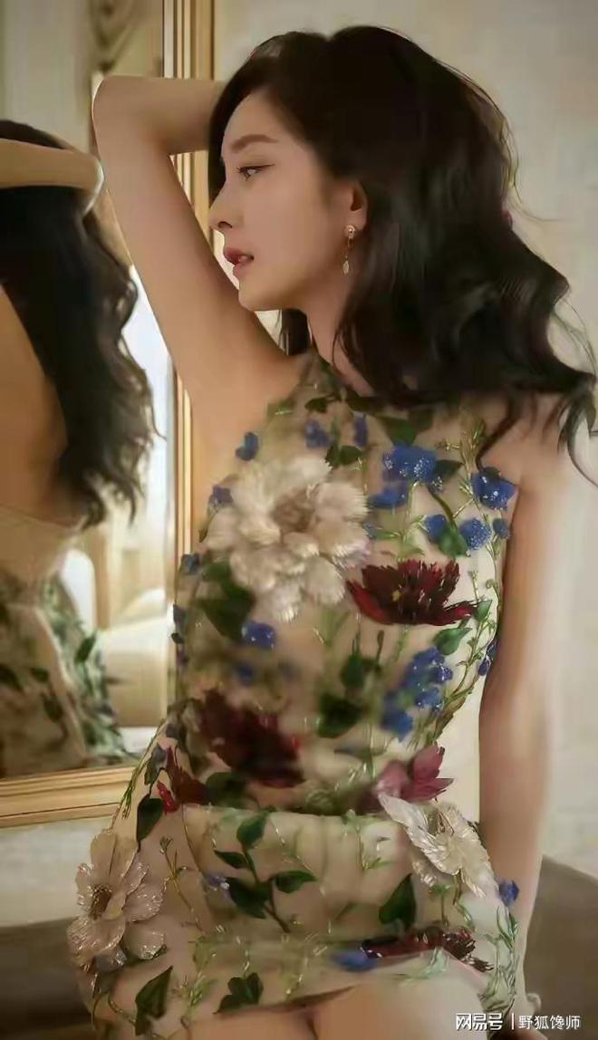 杨幂身材十年在线的核心密码灵动少女到如今的红毯女王。(图2)