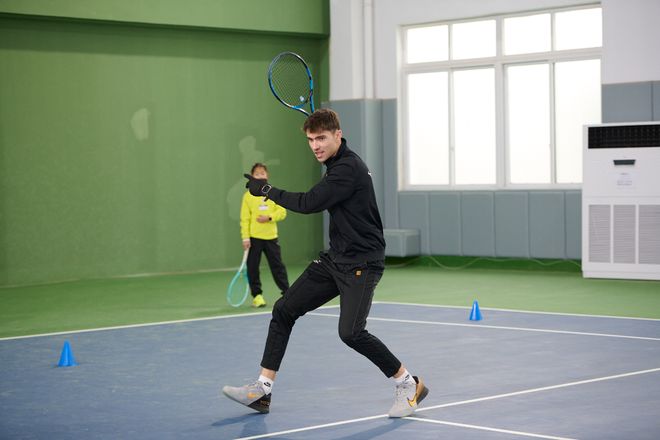 西班牙纳达尔网球学院首次落地苏州 举办网球训练营