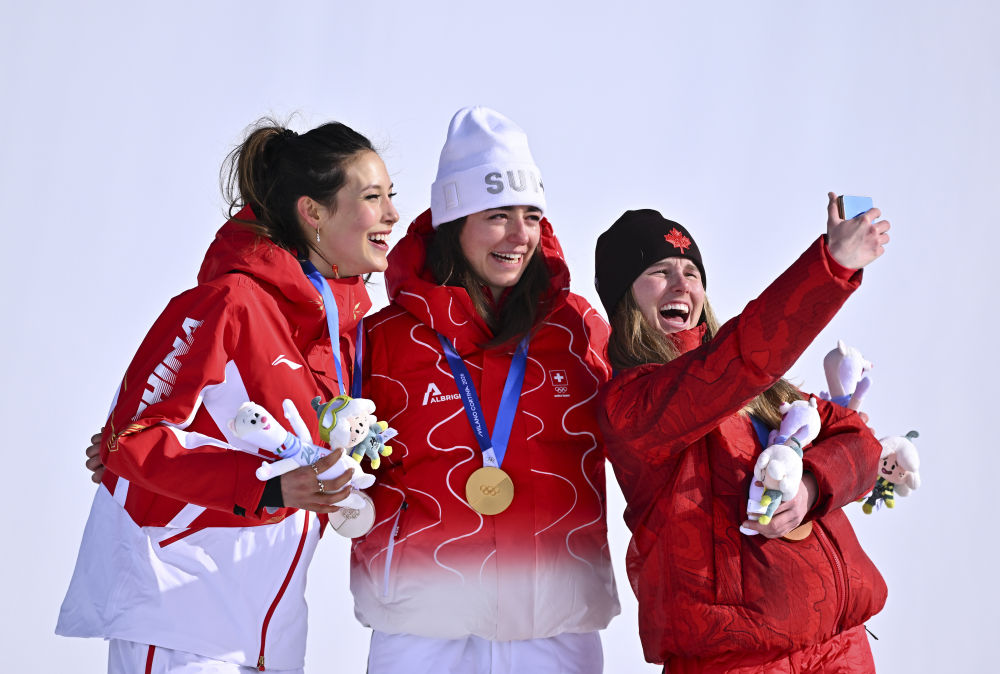 冬奥会 四十六载冰雪路 辉映绚丽中国红——写在米兰冬奥会中国健儿再创历史之际(图6)