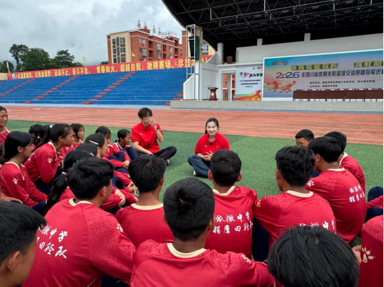 冠军走进大凉山点亮布拖少年的体育逐光路(图2)